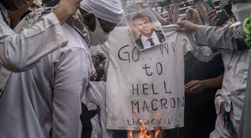Protestantes queimam imagem de Macron - Getty Images