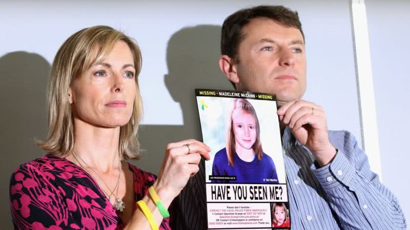 Os pais de Madeleine McCann seguram foto da filha desaparecida - Getty Images