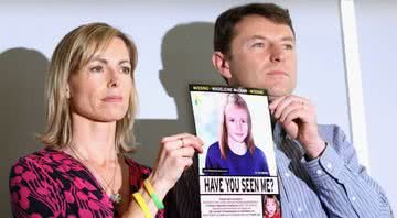 Os pais de Madeleine McCann seguram foto da filha desaparecida - Getty Images
