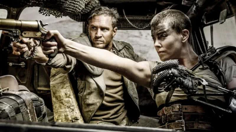 Charlize Theron e Tom Hardy em “Mad Max: Estrada da Fúria” (2015) - Divulgação/Warner Bros. Pictures