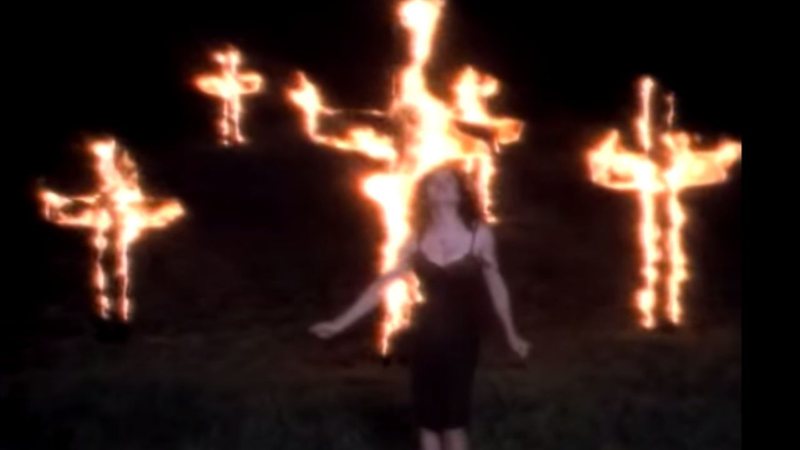Cena polêmica de 'Like a Prayer', em que Madonna dança na frente de cruzes em chamas - Divulgação/Youtube/Madonna