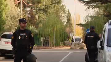 Policiais em frente a Embaixada da Ucrânia, em Madri - Reprodução / Youtube / RTVE Noticias