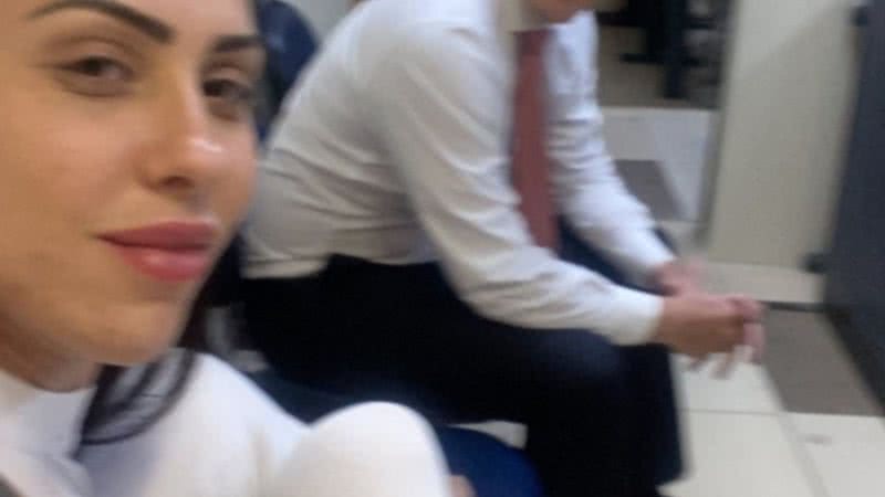 Selfie que Monique Medeiros tirou na delegacia - Divulgação