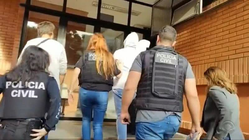 Mãe sendo presa em Porto Alegre - Reprodução/Vídeo