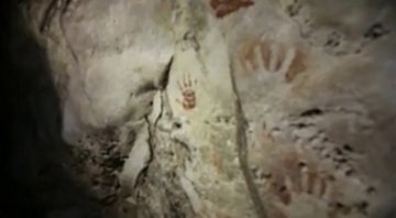 Cena do vídeo no qual é possível ver marcas de mãos que remontam a cultura Maia - Divulgação/Youtube/Reuters