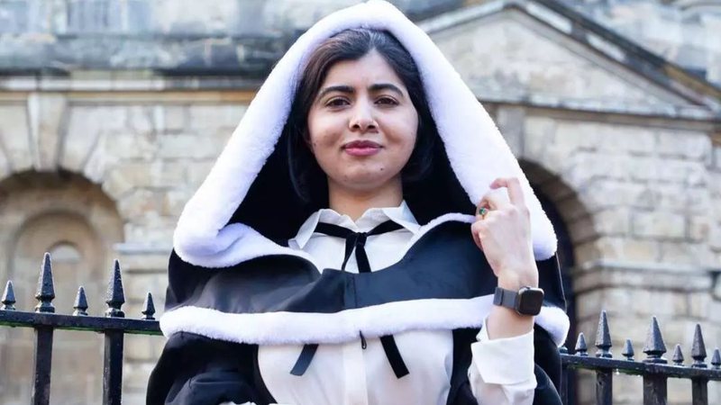 Malala com a beca de colação de grau em Oxford