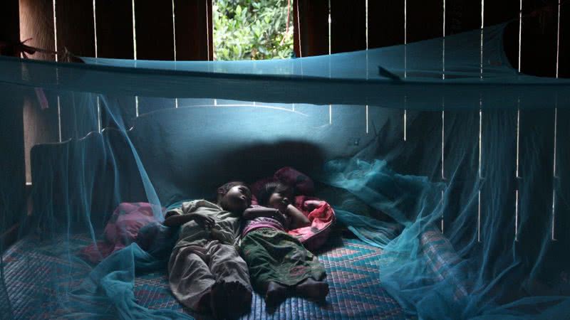 Imagem de crianças se recuperando da malária no Camboja - Getty Images