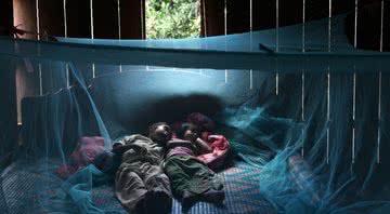 Imagem de crianças se recuperando da malária no Camboja - Getty Images