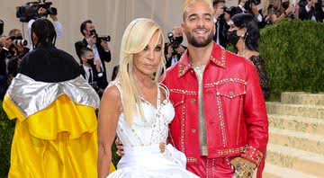 Maluma ao lado de Donatella durante o tradicional evento de moda - Getty Images