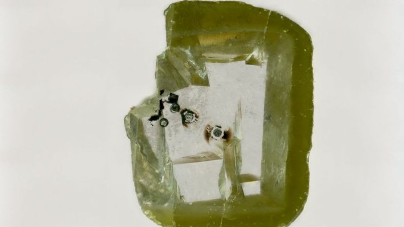Diamante encontrado na Botsuana com minério raro, chamado davemaoíta dentro - Divulgação / Aaron Celestian / NHMLA