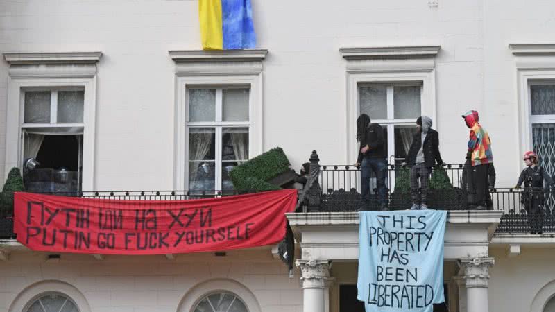 Manifestantes ocupam mansão de milionário russo em Londres