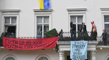 Manifestantes ocupam mansão de milionário russo em Londres - Getty Images