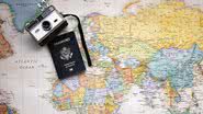 Imagem ilustrativa de mapa com câmera e passaporte - Foto de Pamjpat, via Pixabay