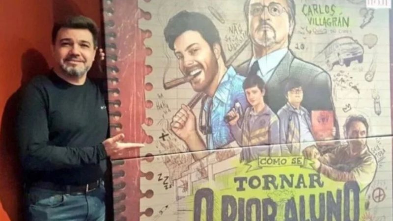 Marco Feliciano posa ao lado de cartaz do filme “Como se Tornar o Pior Aluno da Escola”