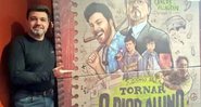 Marco Feliciano posa ao lado de cartaz do filme “Como se Tornar o Pior Aluno da Escola” - Divulgação / Redes sociais