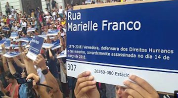 Registro de manifestantes com réplicas da placa - Divulgação/Vídeo/Youtube/donniedarko73