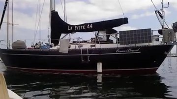 O barco no qual estavam os três marinheiros que estão desaparecidos há 12 dias na costa mexicana - Divulgação/Twitter/USCGNorCal