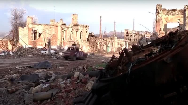 Imagem de rua destruída em Mariupol