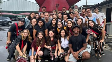 Chris Martin com alunos de direto da USP - Reprodução / Instagram