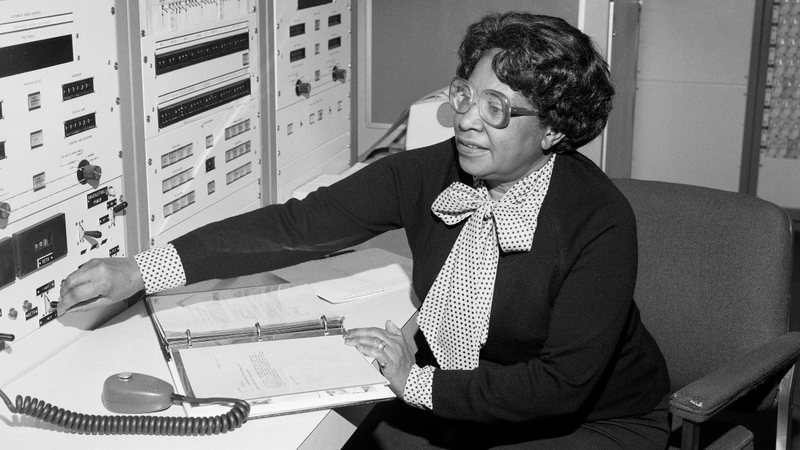 Mary W. Jackson em um dos computadores da NASA - Wikimedia Commons