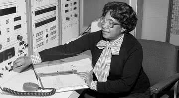 Mary W. Jackson em um dos computadores da NASA - Wikimedia Commons