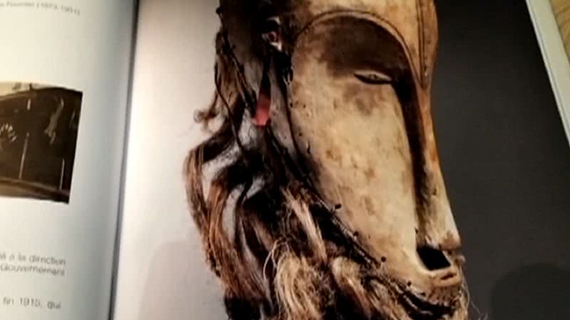 Máscara africana arrematada por 4.2 mi euros em leilão