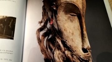 Máscara africana arrematada por 4.2 mi euros em leilão - Divulgação/YouTube/EuroNews