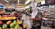 Homem é flagrado usando máscara da Ku Klux Klan - Divulgação