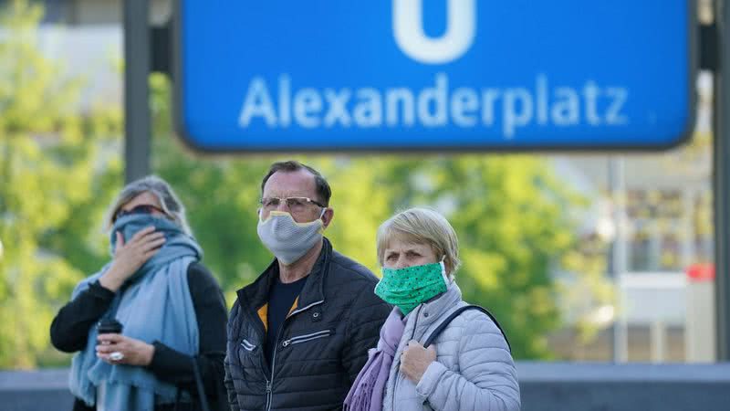 Pessoas usam máscaras na Alemanha, em 2020