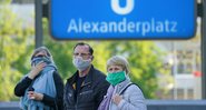 Pessoas usam máscaras na Alemanha, em 2020 - Getty Images