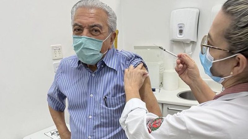 Foto de Mauricio de Sousa durante a vacinação