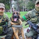 O cachorro militar Max ao lado de soldados ucranianos - Divulgação/Twitter/@ng_ukraine
