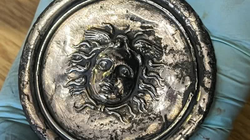 Medalha com rosto de Medusa, de 1,8 mil anos - Reprodução / Redes Sociais / Facebook