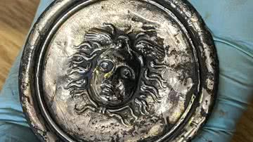 Medalha com rosto de Medusa, de 1,8 mil anos - Reprodução / Redes Sociais / Facebook
