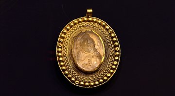 Imagem do medalhão de ouro - Divulgação/Museu Corum