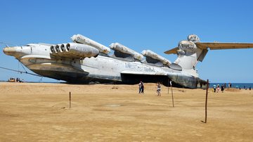 Ecranoplano MD-160 abandonado na costa de Derbent - Getty Images