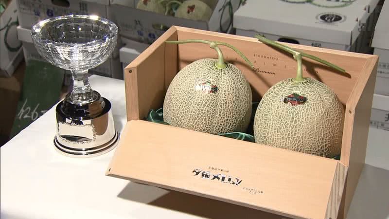 Melões Yubari sendo vendidos - Divulgação / YouTube / Nippon TV News 24 Japan
