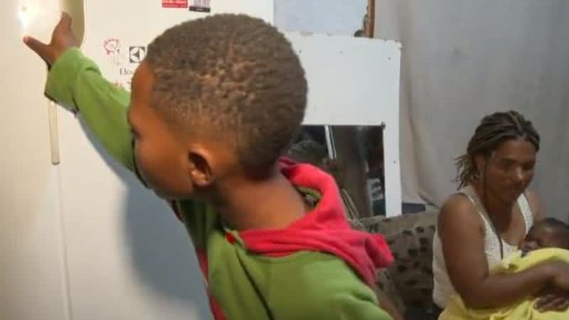 Menino de 11 anos e sua família recebem doações após ligação para pedir ajuda - Reprodução/Youtube/G1