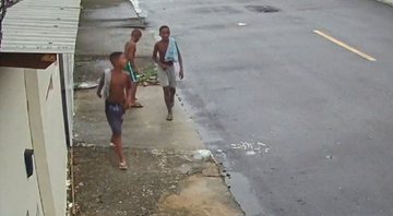 Imagem de câmera de segurança dos meninos de Belford Roxo, que foram mortos por traficantes - Divulgação / Polícia Militar