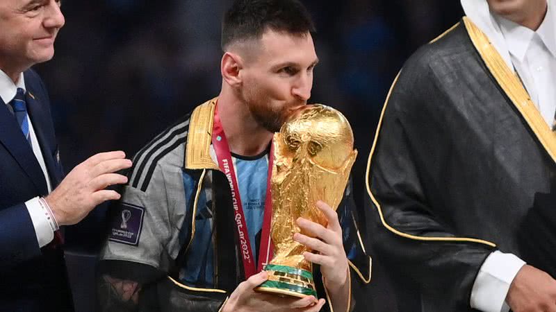 Messi segura a taça da Copa do Mundo após vitória da Argentina - Getty Images