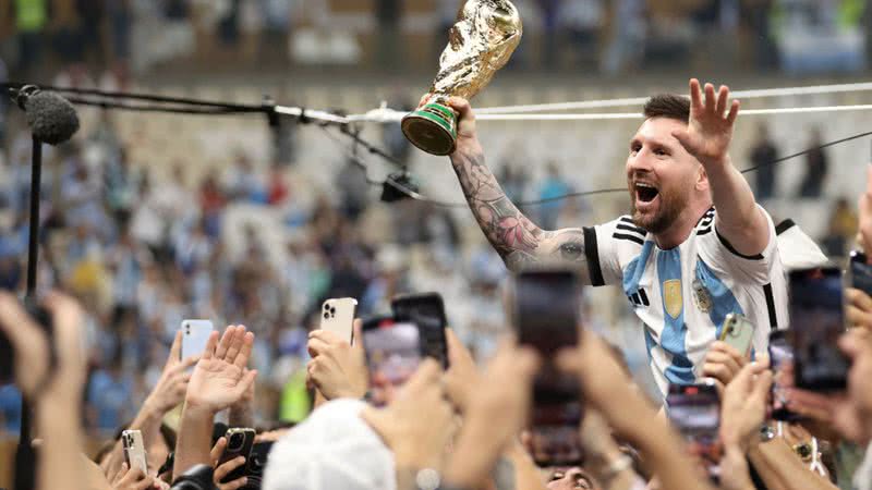 Messi com a taça da Copa do Mundo - Getty Images