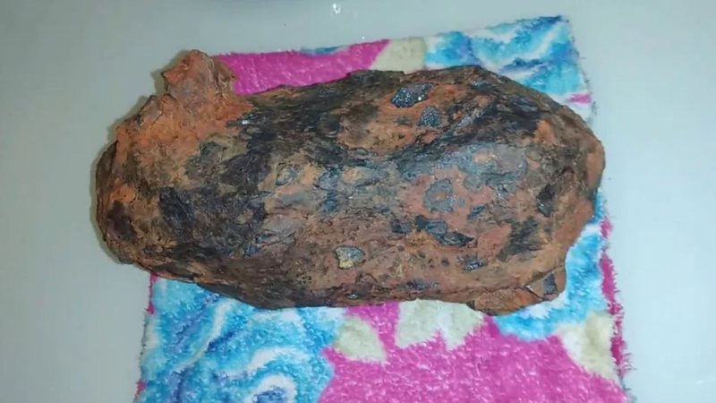 Fotografia do meteorito encontrado na Paraíba