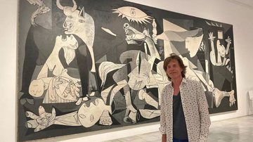 Mick Jagger na frente de “Guernica”, de Pablo Picasso - Divulgação/Twitter/@MickJagger