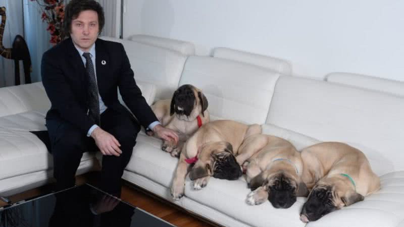 Milei ao lado dos cães clonados - Divulgação/Caras Argentina