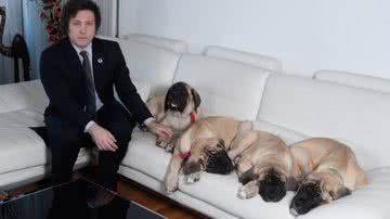 Milei ao lado dos cães clonados - Divulgação/Caras Argentina