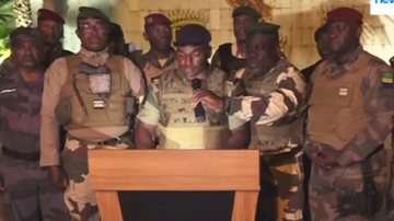 Militares anunciando a tomada do poder no Gabão - Reprodução/Vídeo/YouTube/@euronewspt