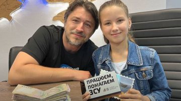 Valeria Yezhova ao fazer doação para fundação ucraniana - Divulgação / Youtube / TamdaMedia