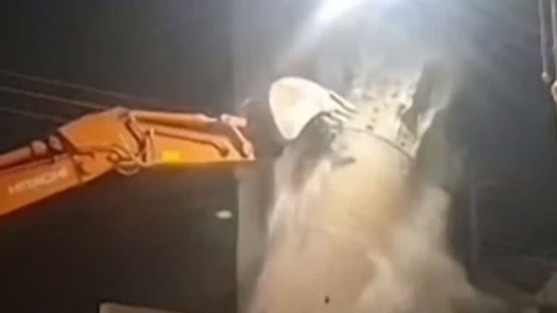Trecho de reportagem mostrando demolição de torre - Divulgação/ Youtube/ Al Jazeera
