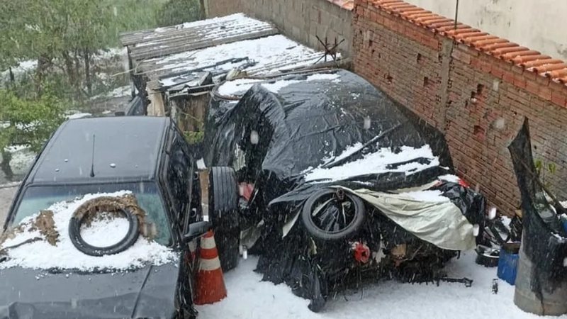 Chuva de granizo em Minas Gerais danificando carros - Divulgação/Redes sociais