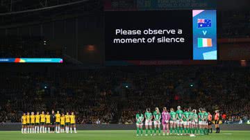No segundo jogo do dia, as jogadoras da Austrália e da Irlanda também prestaram um minuto de silêncio - Getty Images